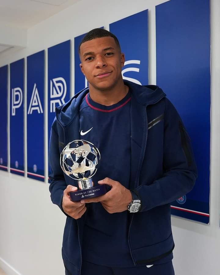 Troisième Image de Football. L'attaquant du PSG et de la France, Kylian Mbappé a criée son mécontentement après la publication de la vidéo pour la campagne de réabonnement 2023/2024 du club parisien. L'attaquant n'est pas d'accord avec le fait qu'il soit le seul joueur visible dans la vidéo. Il dit même se battre pour un droit d'image individuel. Aussi, il signe que le Paris Saint Germain n'est pas le Kylian Saint Germain pour dire qu'il n'est pas le seul joueur du club ou du moins le plus important. Que pensez vous de cette réaction du joueur? Serait ce un acte de solidarité à l'endroit de ses coéquipiers qui ne figurent pas dans la vidéo?