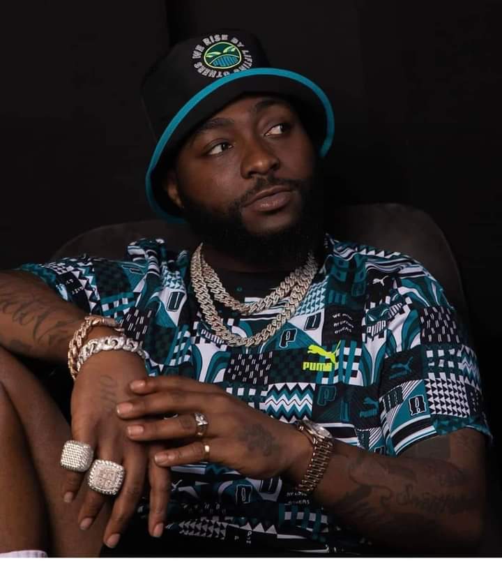 Image de Célébrités. La superstar nigériane, Davido a décidé de s'essayer à la mode. Comme premier coup d'essai, il lance une collection de vêtements en partenariat avec Puma, la marque allemande. Appréciez et dites moi ce que vous pensez de ce projet.