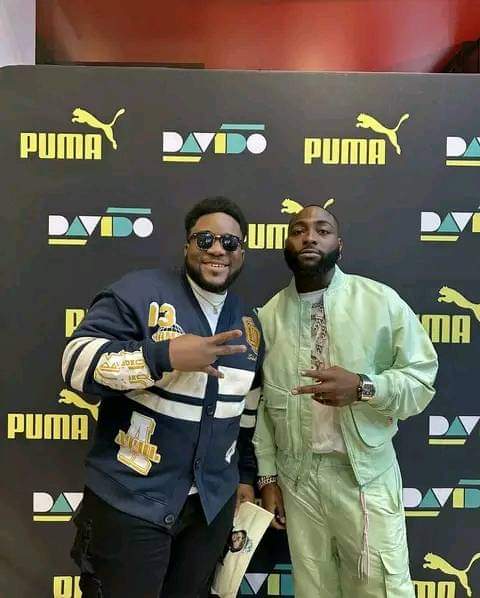 Deuxième Image de Célébrités. La superstar nigériane, Davido a décidé de s'essayer à la mode. Comme premier coup d'essai, il lance une collection de vêtements en partenariat avec Puma, la marque allemande. Appréciez et dites moi ce que vous pensez de ce projet.