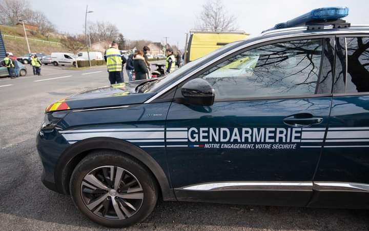 Image de Faits Divers. Que dire de la justice en Europe? Une ivoirienne rapatriée abusivement aura le droit de revenir sur le territoire français au frais de la mairie de Dordogne, l'instigateur de son rapatriement qui a reconnu son tort dans cette affaire. Pensiez vous qu'une institution aussi importante qu'une mairie en Afrique, serait capable d'admettre un tort affligé à un concitoyen de surcroît un étranger?