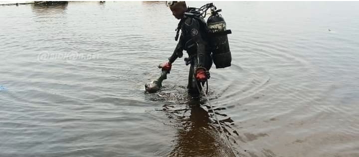 Deuxième Image de Faits Divers. La population de Koumassi Soweto dans le sud d'Abidjan a été réveillée par une scène de stupéfaction. Un corps sans vie a été aperçu flottant sur la lagune. La réaction des pompiers ne s'est pas attendre afin de dégager ce corps. Les circonstances de cette perte en vie humaine ont pas été élucidées toutefois une enquête sera diligentée afin de faire la lumière sur cette affaire. Est ce un accident qui s'est produit dans l'eau ou un corps qui a été jeté dans l'eau? Avez vous déjà été témoin d'une telle scène? Partagez votre expérience s'il vous plaît.