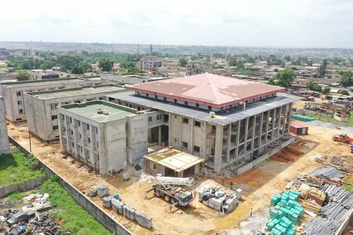 Image de Politique. En chantier depuis plus de 15 ans maintenant, le plus grand tribunal d'Abidjan sera ouvert en Août. Telle est l'information qui a été divulguée par le Ministère de Tutelle dans le cadre de la supervision des travaux. Le tribunal de première instance d'Abobo vient ainsi répondre au besoin de désengorgement des tribunaux du Plateau et de Yopougon. C'est une infrastructure qui vient apporter une valeur ajoutée à la commune d'Abobo décriée comme l'une des plus abandonnées de la ville d'Abidjan. Pensez vous comme moi que cette institution apporte de la valeur à Abobo?