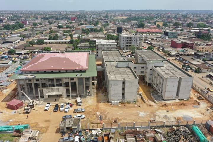 Troisième Image de Politique. En chantier depuis plus de 15 ans maintenant, le plus grand tribunal d'Abidjan sera ouvert en Août. Telle est l'information qui a été divulguée par le Ministère de Tutelle dans le cadre de la supervision des travaux. Le tribunal de première instance d'Abobo vient ainsi répondre au besoin de désengorgement des tribunaux du Plateau et de Yopougon. C'est une infrastructure qui vient apporter une valeur ajoutée à la commune d'Abobo décriée comme l'une des plus abandonnées de la ville d'Abidjan. Pensez vous comme moi que cette institution apporte de la valeur à Abobo?