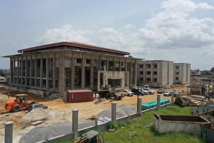 Quatrième Image de Politique. En chantier depuis plus de 15 ans maintenant, le plus grand tribunal d'Abidjan sera ouvert en Août. Telle est l'information qui a été divulguée par le Ministère de Tutelle dans le cadre de la supervision des travaux. Le tribunal de première instance d'Abobo vient ainsi répondre au besoin de désengorgement des tribunaux du Plateau et de Yopougon. C'est une infrastructure qui vient apporter une valeur ajoutée à la commune d'Abobo décriée comme l'une des plus abandonnées de la ville d'Abidjan. Pensez vous comme moi que cette institution apporte de la valeur à Abobo?