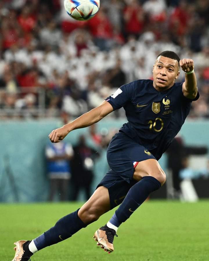 Image de Football. Le jeune joueur français Kylian Mbappé a été classé parmi les 100 personnalités les plus influentes du monde. À son jeune âge, c'est un honneur pour le français de figurer dans ce classement qui représente l'impact qu'il a à travers le monde. Pensez vous que ce classement reflète la réalité populaire?