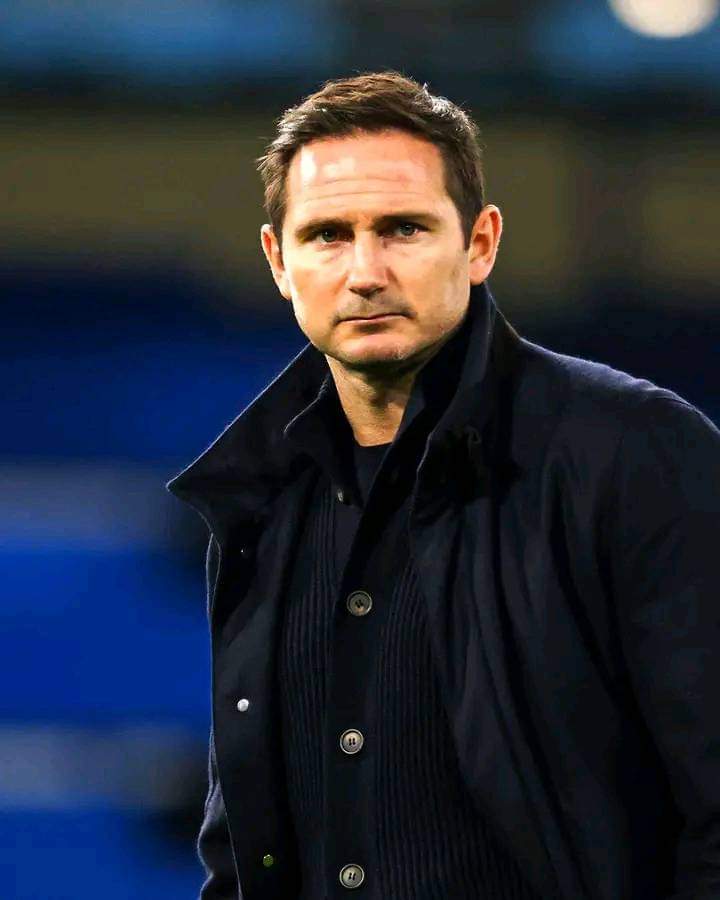 Image de Football. Attendu comme le sauveur du club londonien en perdition depuis un moment, Frank Lampard semble être en plein doute. Les résultats ne suivent pas depuis son arrivée. Le club vient de concéder sa 3ème défaite en 3 matchs depuis qu'il est là. Battu par Brighton (2-1) en premier ligue, les fans s'inquiètent du match retour des quarts de finale de la ligue des champions contre le Real Madrid. Rappelons que les Londoniens avaient été battu 2 buts à 0 au match aller. Pensez vous qu'il était l'homme de la situation ou c'est juste qu'il n'a pas encore pris ses marques?