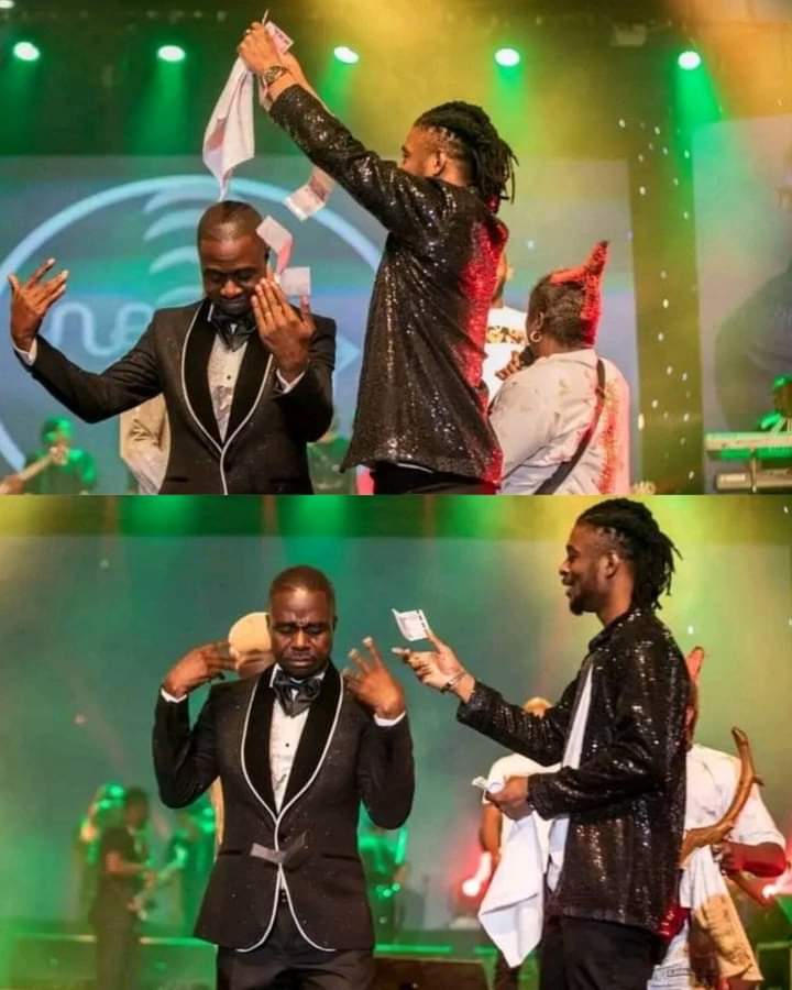 Image de Célébrités. La jeune pépite du rap gospel ivoirien, KS Bloom qui se fait de moins à moins voir depuis un bon moment, a fait parler de lui lors du concert du Chantre Onel Mala au Sofitel ivoire ce vendredi 14 avril. Les réactions ont mitigées à la suite de son "travaillement" sur l'artiste qui célébrait ses 25 ans de carrière. Serait ce un moyen de faire à nouveau parler de lui et relancer sa communication ? Comme pour coïncidence il a mis en ligne un titre de son prochain album juste pour faire le teasing de cet album. Mais connaitra-t-il le succès escompté ? Il faut dire que la popularité du jeune artiste tend vers le bas depuis près d'un an maintenant. Appréciez la vidéo et partagez votre avis.