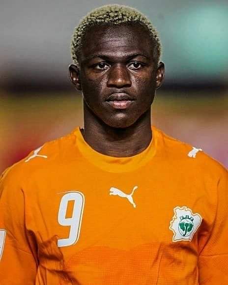 Deuxième Image de Football. L'ex international Ivoirien ayant évolué dans de nombreux clubs européens avant de prendre sa retraite a dévoilé sa nouvelle carrière après le football. Arouna Koné qui a évolué en sélection ivoirienne aux côtés de Didier Drogba, Arouna Dindané, Kolo Touré a expliqué qu'il avait déjà pensé l'après football et aujourd'hui il est désormais un homme d'affaires aguerri. Propriétaire d'un établissement scolaire d'enseignement secondaire de plus de 30 classes, il est en train de bâtir une académie afin donner un meilleur encadrement aux pensionnaires de son académie de football dénommé le "Real D'Abobo". En somme, la reconversion de l'ex éléphant se passe plutôt bien. Mais combien d'ex footballeur ou sportif peuvent se targuer d'avoir eu autant de chance? Pourquoi nombreux se retrouvent dans la précarité financière après avoir perçu des millions de FCFA en activité ?