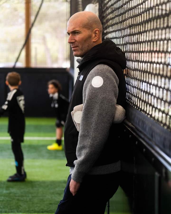 Image de Football. Le club arabe de Al Nassr s'intéresse à l'entraîneur français Zinedine Zidane qui est actuellement libre de tout contrat. Selon les informations, le français aurait reçu une offre de 60 millions d'euros annuel pour un contrat de deux ans à la tête de Al Nassr qui compte déjà dans ses rangs le cinq fois ballon d'or, le portugais Cristiano Ronaldo. Pensez vous que Zidane acceptera ou devrait accepter cette offre ? Cela n'affectera-t-il la jeune carrière du champion du monde 1998?