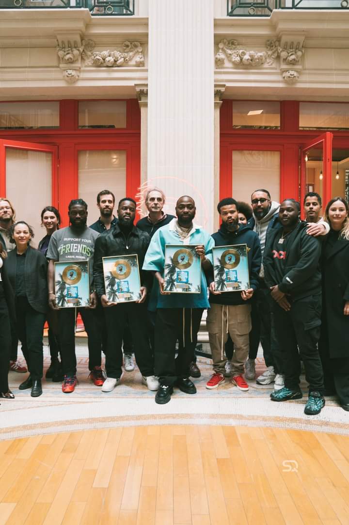 Image de Célébrités. L'artiste nigérian Davido a publié sur sa page Facebook des images de lui à Paris, en France, chez Sony Music où plusieurs trophées, des disques d'or lui ont été remis. Vu le nombre de trophées brandi, l'on peut dire que les choses ont vraiment bien fonctionné pour l'artiste. Serait ce le fruit des records de Timeless? En tout cas, c'est ce qu'a laissé paraître l'artiste. Appréciez l'image et laissez votre avis sur ces trophées.