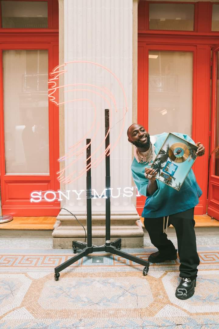 Deuxième Image de Célébrités. L'artiste nigérian Davido a publié sur sa page Facebook des images de lui à Paris, en France, chez Sony Music où plusieurs trophées, des disques d'or lui ont été remis. Vu le nombre de trophées brandi, l'on peut dire que les choses ont vraiment bien fonctionné pour l'artiste. Serait ce le fruit des records de Timeless? En tout cas, c'est ce qu'a laissé paraître l'artiste. Appréciez l'image et laissez votre avis sur ces trophées.