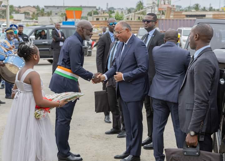 Image de Politique. Le Premier Ministre ivoirien, Patrick Achi a posé la première pierre pour la construction de trois échangeurs dans la commune de Cocody. Ces échangeurs, positionnés certainement à des carrefours stratégiques de la commune, viendront fluidifier la circulation sur le boulevard Mitterrand, facilitant ainsi l'accès à la commune de Bingerville. Ceux qui habitent Faya ou Bingerville, savent que se rendre à Bingerville via le boulevard Mitterrand reste un parcours de combattant. L'embouteillage sur ce tronçon m'a obligé à quitter Cocody Abatta pour la commune de Yopougon. L'on se plaint de l'embouteillage sur l'autoroute du nord, mais je pense que se rendre à Bingerville est plus compliqué que sortir de ou venir sur Yopougon. Qu'en dites vous ?