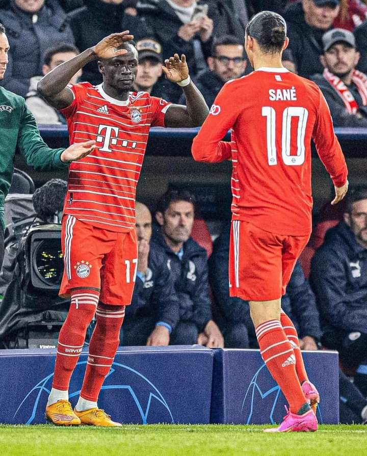 Deuxième Image de Football. L'entraîneur de Manchester City a fait preuve de compassion à l'égard de son ex poulain au Bayern, Leroy Sané en pleurs après l'élimination du Bayern Munich par les anglais. Le joueur allemand d'origine sénégalaise, cousin de Sadio Mané, était triste de n'avoir pas pu permettre à son équipe de passer pour les demi finales de ligue des champions. Rappelons que les relations entre Sadio Mané et son cousin Leroy Sané ne sont pas au beau fixe, après une bagarre entre les deux joueurs quelques jours plus tôt. Sadio a reproché à son cousin d'avoir eu des propos racistes à son égard et depuis, les relations restent tendues. Pensez vous que le fait de naître sur deux continents différents devrait être source de différence raciale ?