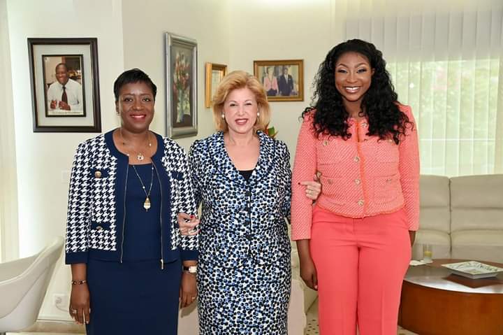 Image de Célébrités. Reçue en audience par la Première Dame de la République, l'animatrice et productrice ivoirienne Khady Touré a reçu les félicitations de Dominique Ouattara pour son film "Marabout Chéri" qui sera disponible d'ici peu au cinéma et sur les chaînes de télé. Symbole de la femme battante, le combat de la jeune animatrice va dans le même sens que celui prôné par la Première Dame, à savoir le leadership féminin et l'autonomisation de la femme. Rappelons que Khady Touré n'est pas à son premier film, nous nous souvenons de "L'interprète 1 et 2" qui lui ont valu de nombreuses distinctions à travers le continent africain. Que pensez vous du leadership féminin et de l'autonomisation de la femme?