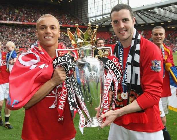 Deuxième Image de Football. L'ex international anglais de Manchester United, Wes Brown, va certainement regretter le jour où il a décidé de s'engager avec son ancienne compagne. Pour raison, l'ex joueur de 46 ans a tout perdu à l'issu d'un divorce qui s'est retourné contre lui il ya de cela 1 an. A voir cela, nous pouvons penser que l'idée attribuée à Hakimi disant qu'il aurait mis tous ses biens au nom de sa mère ne serait pas une mauvaise idée à recommander à tous ces footballeurs qui attirent des femmes comme le miel attire les mouches. Nombreuses viennent pour ce genre d'occasion, c'est à dire réparti avec le gros lot à la moindre erreur du joueur. Nombreux joueurs et hommes riches se sont retrouvés dans cette situation, certains se sont entourés bien que cela fut difficile, par contre certains ne se retrouvent plus comme Wes Brown. L'amour vrai existe t-il réellement chez les célébrités ou les hommes très riches? Vos avis m'intéressent.