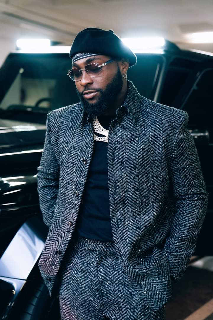 Image de Célébrités. L'artiste nigérian Davido est actuellement au Nigeria, précisément à Lagos depuis quelques jours afin de gratifier ses fans de Lagos d'un concert épique. Le concert devrait demarrer dans quelques instants. Pour ceux qui ne pourront y être comme moi, je vous reviendrai avec des informations très bientôt. Comme Timeless, je crois que ce concert sera également un succès. Qu'en dites vous?