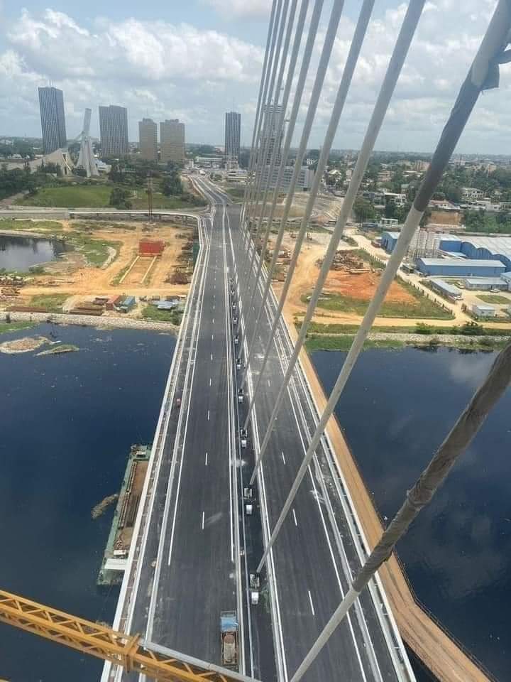 Deuxième Image de Faits Divers. Telle est la proposition d'un internaute. Selon ce dernier, le nouveau pont reliant Cocody et Plateau devrait porter le nom de la grande Chancelière ivoirienne, Madame Henriette Dagri Diabaté. Que pensez vous de cette proposition ? Rappelons qu'Henriette Dagri Diabaté est une figure très importante de la politique ivoirienne et l'une des très respectées personnalités du RHDP.