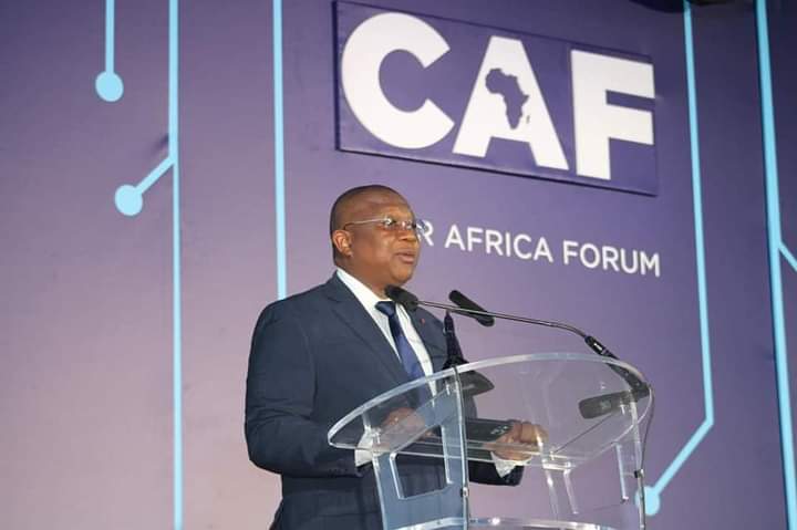 Image de Politique. Selon le communiqué du Ministre ivoirien de la Communication, Monsieur Amadou Coulibaly, lors de la Cyber Africa Forum, la cybercriminalité a occasionné une perte pecunière de plus 6 Milliards de FCFA et ce sont plus de 5000 plaintes qui ont été reçues par la Plateforme de Lutte Contre la Cybercriminalité (PLCC) en 2021. On peut donc comprendre pourquoi les brouteurs ne cessent de circuler dans de gros bolides dans les rues d'Abidjan, tellement "le Bara paie bien". Les autorités semblent vraiment inéfficaces face à ce fléau qui ne cesse de proliférer, détournant plusieurs jeunes du système scolaire en faveur du gain facile. Pensez vous que la cybercriminalité ou le "broutage" comme on le dit en Côte d'Ivoire est prêt se s'arrêter ?