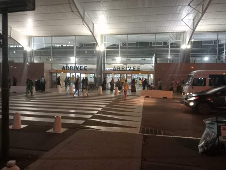 Image de Société. Les mesures sécuritaires prises afin de détecter les cas de Covid 19 à l'aéroport ont été revues depuis que l'état d'urgence sanitaire a été levé en Côte d'Ivoire. Désormais, les voyageurs n'auront plus besoin de présenter le carnet de vaccination Covid-19 ou ne sont plus obligés de porter le masque quoique cette mesure soit recommandée. C'est la preuve que l'épisode Covid-19 reste désormais loin derrière nous même s'il faille demeurer toujours vigilant. Pensez vous comme qu'il ne faille plus craindre la Covid-19?