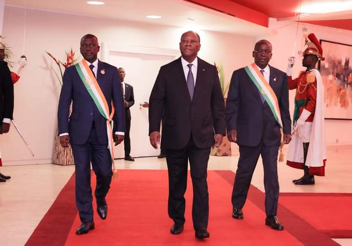 Image de Politique. Le Président de la République de Côte d'Ivoire Son Excellence M. Alassane Ouattara a révélé que l'Etat ivoirien a décidé de soutenir la jeunesse à hauteur de 1 milliard de FCFA par jour soit 365 milliards comme budget annuel. Ce montant est décaissé afin de soutenir l'insertion social des jeunes. Cependant, sur la toile, les calculatrices sont sorties afin de faire le point par jeune. Chaque jeune devrait,selon les calculs, s'en sorti avec plus de 650 FCFA par jour soit 20.000 FCFA par mois. Chacun réclame donc sa part. Pourquoi le prennent-ils ainsi ? C'est parce que de manière général l'on entend des chiffres mais ne voit pas de manière évidente ce qui est fait comme investissement avec ces montants faramineux que l'Etat dit investir pour le bien-être des ivoiriens. Et vous, que pensez vous des réactions sur la toile ?