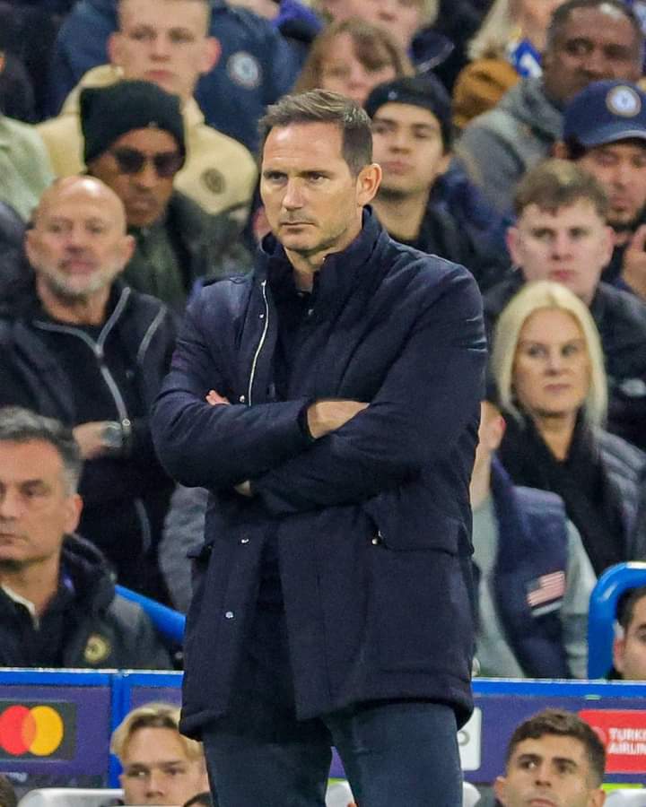 Image de Football. L'entraîneur de Chelsea, Franck Lampard, traverse le désert depuis qu'il est au club. Son bilan est plus que catastrophique. Après avoir battu un record en concédant 4 défaites en 4 matchs, Franck Lampard vient à nouveau de concéder une défaite pour son cinquième match. Ce sont donc 5 défaites concédées en autant de rencontre. Rien ne va plus à Chelsea. Quelque chose mérite d'être fait pour arrêter l'hémorragie. Que pourriez vous suggérer aux Blues en tant que fan?