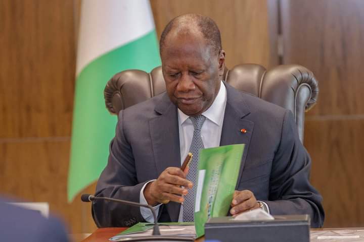 Image de Politique. Serait ce l'amour fou entre Affi N'guessan et le Président Alassane Ouattara ? En tout cas, les deux partis dont ils sont les leaders ont décidé de s'unir via un accord de partenariat. La signature dudit accord entre le FPI et le RHDP est annoncé pour le Mardi 2 Mai 2023. Je pense que c'est plutôt un accord a l'avantage du FPI qui se bat afin de retrouver de la crédibilité après la scission du parti. A l'approche des municipales, cela nous rappelle un certain RHDP constitué avant les élections 2010 qui a fini par voler en éclat après ces dites élections. Pensez vous que ce partenariat fera long feu?