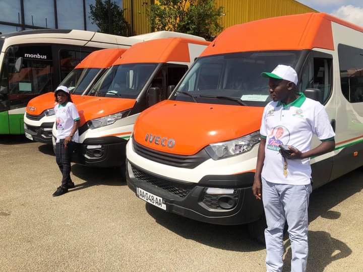 Deuxième Image de Société. Les Mini car communément appelé Gbaka seront bientôt qu'un lointain souvenir dans les rues d'Abidjan. Critiqués pour leurs mauvais états, les Gbaka sont des véhicules qui normalement ne devraient plus circuler tant les véhicules datent de plus de 30 à 40 ans et même plus pour certains. C'est dans le but de renouveler donc ce parc auto, que des nouveaux mini bus estampillés L'Abidjanais du transporteur Abidjanais, Sotra, seront mis en circulation à compter de ce lundi 1er mai 2023. Ce sont 25 mini bus qui seront déjà disponible à Abobo et à Yopougon. Certainement d'autres suivront pour renforcer le parc auto. Que pensez vous de cette initiative ?