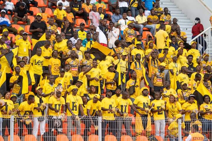 Deuxième Image de Football. Le représentant ivoirien à la coupe de confédération CAF, l'Asec Mimosas, s'est qualifié pour les demi-finales après avoir battu les tunisiens de l'US Monastir (2-0) en match retour des quarts de finales. Rappelons que les mimos avaient concédé le match nul lors de leur déplacement à Tunis lors du match aller. Le prochain adversaire de l'Asec est l'USM Alger. J'espère que l'Asec franchira cette étape pour atteindre la finale. Pensez vous comme moi que l'Asec arrivera en finale?