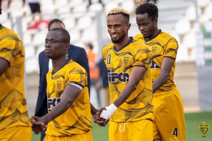 Troisième Image de Football. Le représentant ivoirien à la coupe de confédération CAF, l'Asec Mimosas, s'est qualifié pour les demi-finales après avoir battu les tunisiens de l'US Monastir (2-0) en match retour des quarts de finales. Rappelons que les mimos avaient concédé le match nul lors de leur déplacement à Tunis lors du match aller. Le prochain adversaire de l'Asec est l'USM Alger. J'espère que l'Asec franchira cette étape pour atteindre la finale. Pensez vous comme moi que l'Asec arrivera en finale?