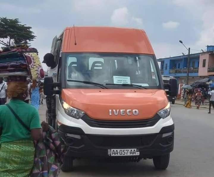 Image de Société. Comme on l'avait annoncé, 25 mini cars L'Abidjanais commenceraient à circuler à compter de ce jour 1er Mai 2023. C'est chose faite car l'on a pu les apercevoir à Abobo. Rappelons que L'Abidjanais sont de nouveaux mini cars qui viennent pour renouveler le parc auto des véhicules appelés Gbaka, des mini cars qui, pour la plupart, ne devraient plus circuler tellement ceux-ci sont vieillissants. L'avez vous déjà emprunté? Quelle fut votre expérience ?