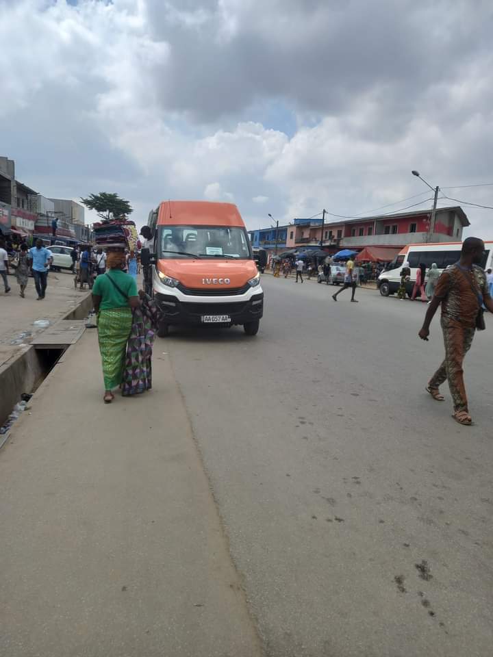 Deuxième Image de Société. Comme on l'avait annoncé, 25 mini cars L'Abidjanais commenceraient à circuler à compter de ce jour 1er Mai 2023. C'est chose faite car l'on a pu les apercevoir à Abobo. Rappelons que L'Abidjanais sont de nouveaux mini cars qui viennent pour renouveler le parc auto des véhicules appelés Gbaka, des mini cars qui, pour la plupart, ne devraient plus circuler tellement ceux-ci sont vieillissants. L'avez vous déjà emprunté? Quelle fut votre expérience ?