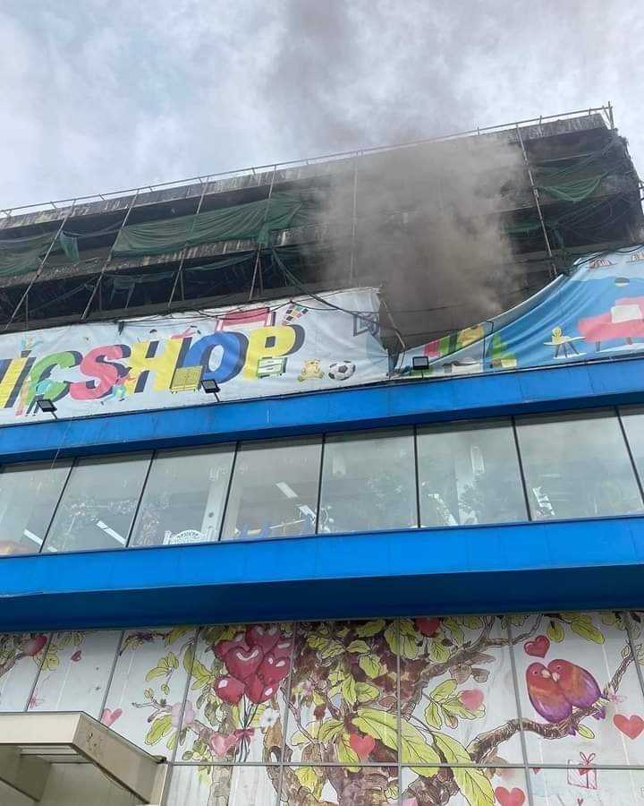 Image de Faits Divers. C'est la seconde fois que le magasin ChicShop de Riviera 3 part en fumée en moins de deux années, si je ne me trompe. Un incendie s'est déclaré au dernier niveau de l'immeuble abritant le supermarché. Qu'est ce qui a déclenché l'incendie ? Je crains que ce soit définitivement un moyen pour les patrons de fuir les impôts et encaisser les assurances. Sinon pourquoi une telle négligence ?