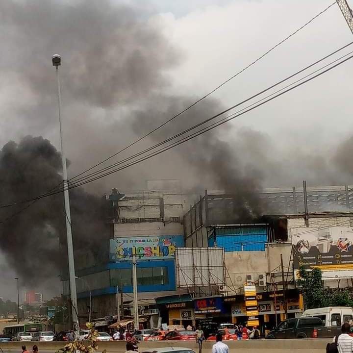 Deuxième Image de Faits Divers. C'est la seconde fois que le magasin ChicShop de Riviera 3 part en fumée en moins de deux années, si je ne me trompe. Un incendie s'est déclaré au dernier niveau de l'immeuble abritant le supermarché. Qu'est ce qui a déclenché l'incendie ? Je crains que ce soit définitivement un moyen pour les patrons de fuir les impôts et encaisser les assurances. Sinon pourquoi une telle négligence ?