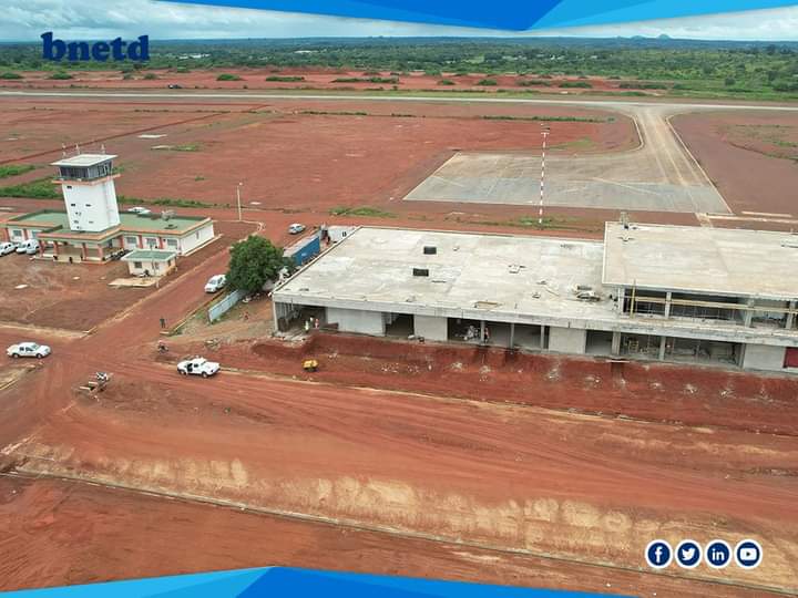 Image de Société. La société ivoirienne de la météorologie vient d'annoncer la fermeture prochaine de l'aéroport de Korhogo pour travaux à compter du 05 Mai prochain. Les travaux dureront 1 mois. Je n'en sais pas plus sur l'état des travaux à faire, cependant je tiens à rappeler que l'inauguration de cet aéroport réaménagé ne tarde pas de plus d'un an. Serait ce une mise à jour ? Ou la poursuite de travaux inachevés ? Cela va certainement engendrer un désagrément chez ceux qui préfèrent prendre l'avion plutôt que le car pour se rendre à Korhogo depuis Abidjan ou ailleurs en Côte d'Ivoire. Quel désagrément selon vous pourrait causer la fermeture de cet aéroport ?