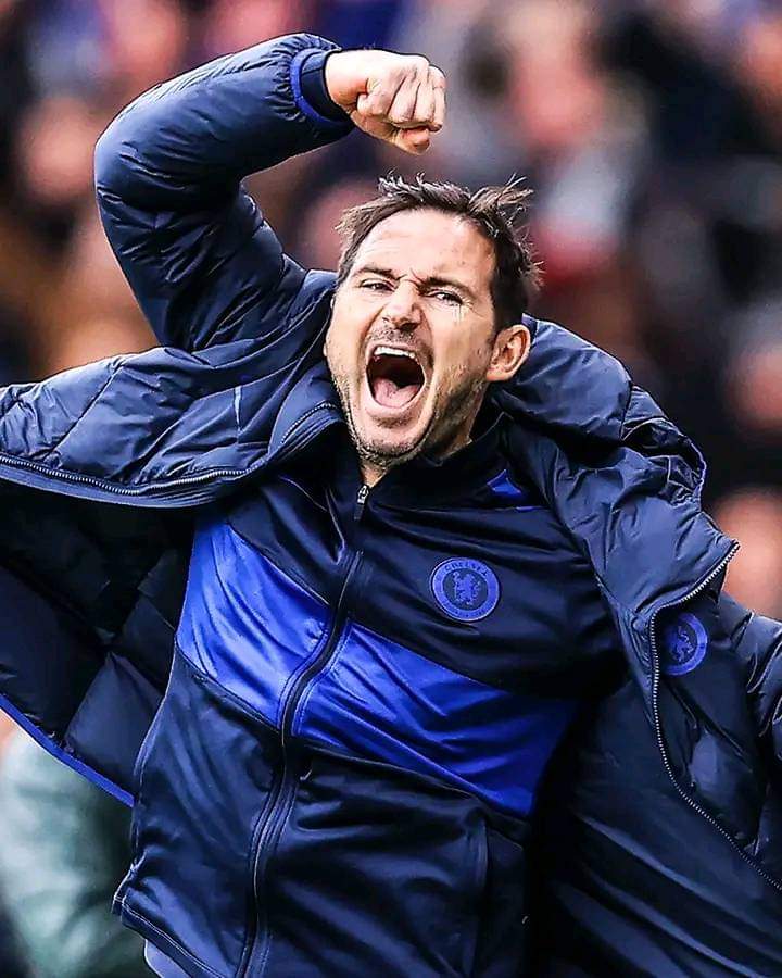 Deuxième Image de Football. Afin la victoire sourit à Franck Lampard et toute l'équipe de Chelsea FC. Les Blues ont remporté leur match de championnat face Bournemouth, près d'un mois après leur dernière victoire. Ngolo Kanté et ses coéquipiers ont battu Bournemouth par 3 buts à 1 et ce, sur le terrain de Bournemouth. Une victoire qui redonne de l'espoir à Franck Lampard et son équipe, mais le réveil n'est il pas trop tard?