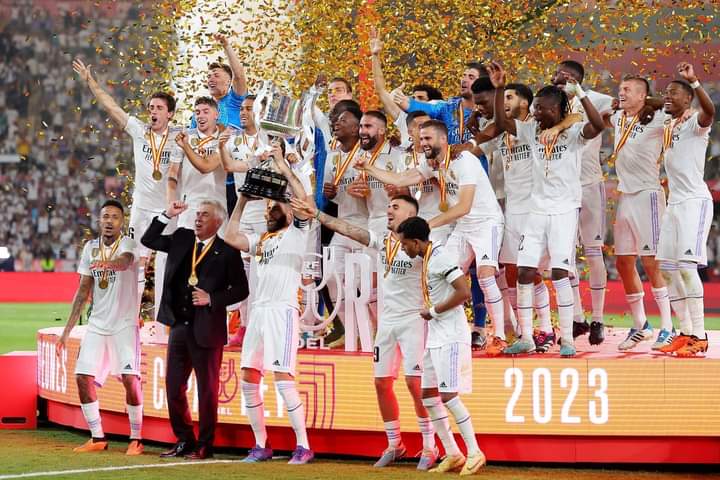 Deuxième Image de Football. Le Real de Madrid vient de s'offrir la coupe du Roi grâce à une victoire de 2 buts à 0 face à l'Osasuna. C'est le second trophée de cette année après la coupe du monde des clubs remporté en Février passé. C'est une victoire qui certainement va redynamiser le mental de toute l'équipe toujours en course pour le trophée de la ligue des champions. A cet effet, Karim Benzema et ses coéquipiers rencontreront Erling Haaland et ses coéquipiers en demi finale de la ligue des champions ce mardi 09 Mai 2023 en match aller. Quel est votre pronostic pour le match Real contre City?