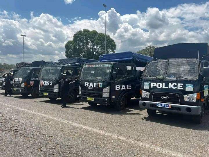 Image de Société. Dans un souci de répondre au besoin de la population de Yamoussoukro en quête de quiétude et de sécurité, la police ivoirienne a inauguré le troisième commissariat de la capitale économique de la Côte d'Ivoire. En plus du commissariat, une opération lancée à travers le pays par la police a permis de démanteler des fumoirs et mettre aux arrêts des criminels dans la ville de Yamoussoukro. Je comprends la joie que peut ressentir la population de Yamoussoukro, c'est clair qu'une ville sans sécurité ne pourrait réellement se développer. Que dites vous de cette décision de la police?