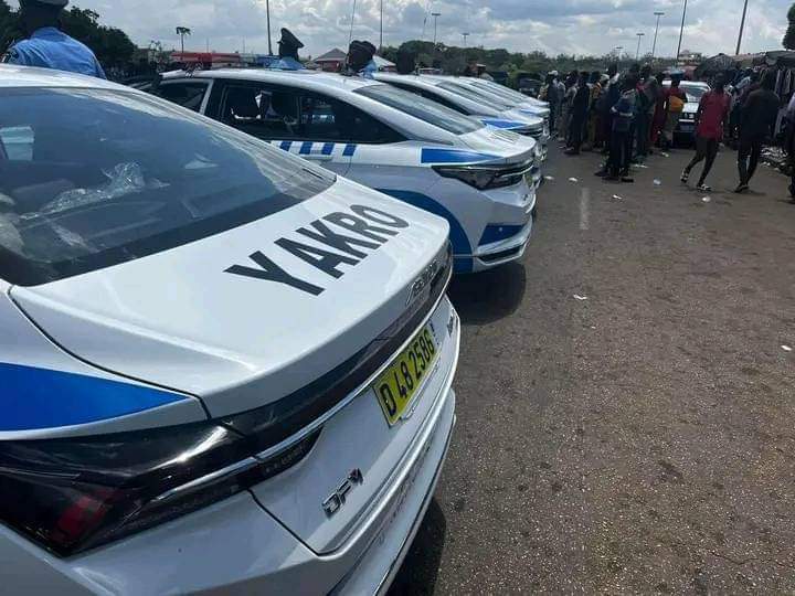 Deuxième Image de Société. Dans un souci de répondre au besoin de la population de Yamoussoukro en quête de quiétude et de sécurité, la police ivoirienne a inauguré le troisième commissariat de la capitale économique de la Côte d'Ivoire. En plus du commissariat, une opération lancée à travers le pays par la police a permis de démanteler des fumoirs et mettre aux arrêts des criminels dans la ville de Yamoussoukro. Je comprends la joie que peut ressentir la population de Yamoussoukro, c'est clair qu'une ville sans sécurité ne pourrait réellement se développer. Que dites vous de cette décision de la police?