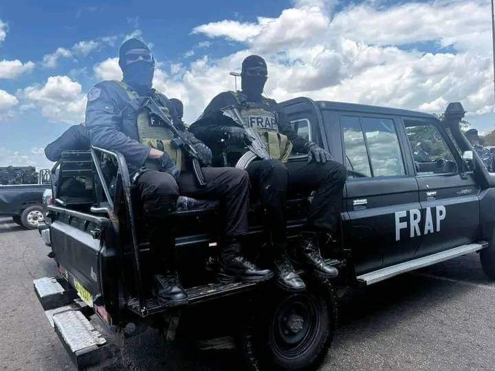 Troisième Image de Société. Dans un souci de répondre au besoin de la population de Yamoussoukro en quête de quiétude et de sécurité, la police ivoirienne a inauguré le troisième commissariat de la capitale économique de la Côte d'Ivoire. En plus du commissariat, une opération lancée à travers le pays par la police a permis de démanteler des fumoirs et mettre aux arrêts des criminels dans la ville de Yamoussoukro. Je comprends la joie que peut ressentir la population de Yamoussoukro, c'est clair qu'une ville sans sécurité ne pourrait réellement se développer. Que dites vous de cette décision de la police?