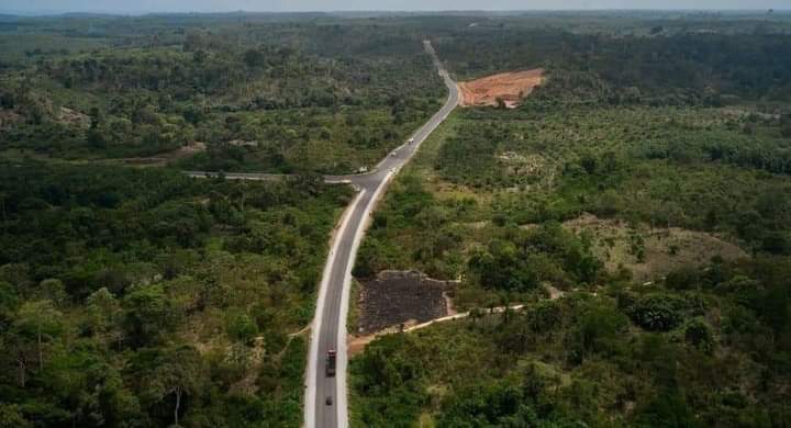 Image de Société. 4 péages pour 350 km? Je trouve que c'est quand même exagéré alors que la vie devient de plus en plus chère. Alors que l'on pensait que c'est un moyen de se voir soulager le déplacement grâce à la réhabilitation de cette voie, le revers de la main pourrait décourager les voyageurs qui sont emmenés à emprunter le tronçon Dabou- San Pedro, passant par la côtière. Un péage sera prévu en moyenne à chaque 90 km, ce qui va occasionner une augmentation du transport. Apparemment le gratuit n'existe plus en Côte d'Ivoire en terme d'infrastructures routières. Je ne serai donc pas surpris d'entendre qu'il ya un péage sur le 4ème pont et même sur le 5ème pont. C'est exagéré. Qu'en pensez-vous ?