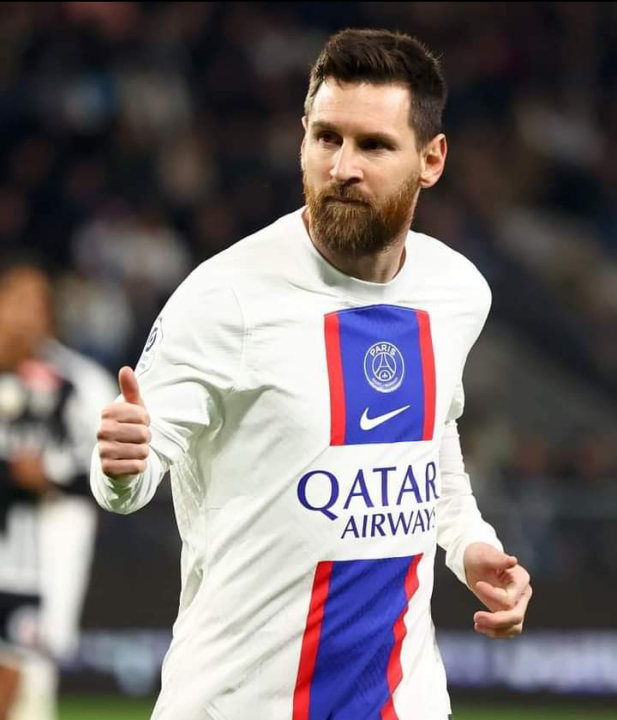 Image de Football. Que s'est il passé ? C'est la question que je me pose après que le Paris Saint Germain aie levé la sanction contre Lionel Messi. Rappelons que le joueur avait été suspendu pour deux semaines après s'être rendu en Arabie Saoudite sans l'autorisation du club. Le PSG craint-il de perdre sa star? Ou juste s'inquiète de comment maintenir sa position au championnat sans l'argentin ? Selon vous, qu'est ce qui justifie cette levée de la sanction ?