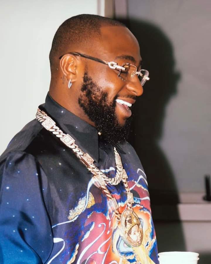 Deuxième Image de Célébrités. La cour suprême nigériane a confirmé en appel la victoire constestée du père de l'artiste Davido au poste de gouverneur de l'état d'Osun. Le verdict est tombé ce mardi 09 mai, c'est tout évident que l'on s'attende à une célébration de cette victoire. Qui de mieux que Davido pour offrir un concert à tous les fans, à tous ceux qui ont soutenu le père Adeleke Ademola aux élections en 2022. Qu'en dites vous ?