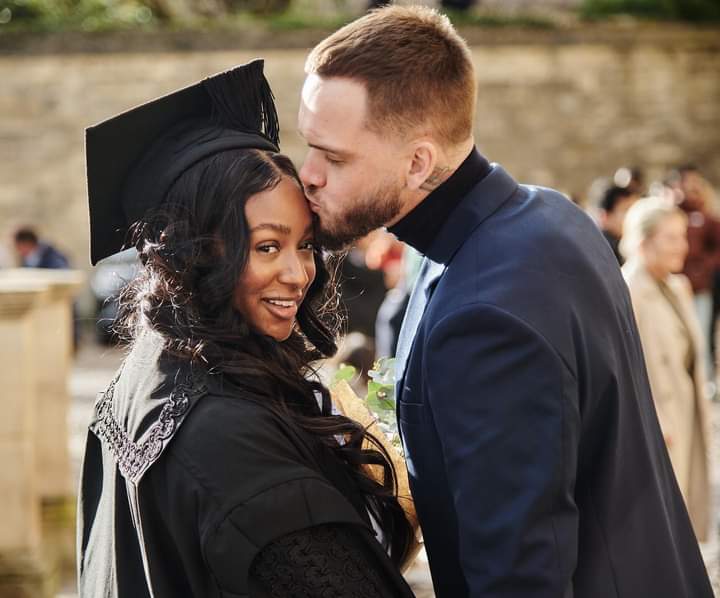 Quatrième Image de Célébrités. Alors que nombreux affirmaient que Dj Cuppy, l'amoureuse et fiancée du boxeur britannique, Ryan Taylor, portait une grossesse, la jeune artiste disc jockey nigériane a voulu mettre fin à cette rumeur. Elle a donc déclaré que certes elle aime bien les enfants mais qu'elle n'était pas encore prête pour en avoir. Tous ceux qui pensaient qu'elle est enceinte, comprenez qu'elle ne l'est pas et n'est pas encore prête. Mais pensez vous qu'il existe un bon moment pour avoir des enfants alors qu'on soit déjà stable financièrement ?