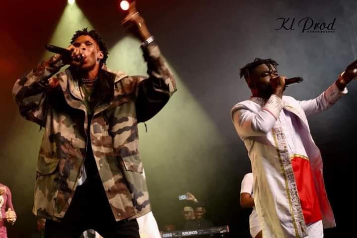 Troisième Image de Célébrités. Le groupe zouglou ivoirien, Voix des Anges en abrégé VDA a donné un magnifique concert ce week end au casino de Paris. Ce fut un succès comme l'on peut le constater sur les images de l'événement. La salle était comble et le public semble avoir passé du bon temps. La solidarité artistique s'est manifestée autour du duo. Juste pour dire que quelques artistes ivoiriens tels que les Patrons, Le Molare étaient présents à l'événement afin d'apporter leur soutien à leurs collègues. Même , Manadja Confirmé a eu sa première scène internationale à ce concert. La fête fut belle et les images le démontrent. Qu'en dites vous ?