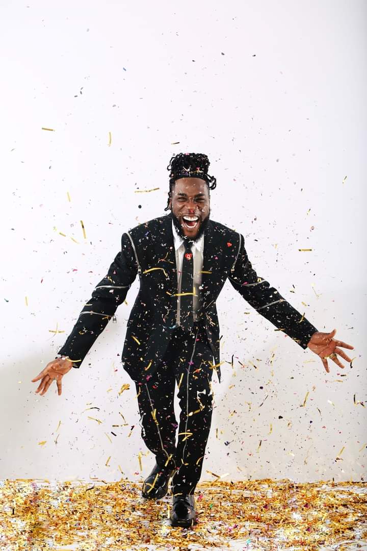 Image de Célébrités. C'est une performance plus qu'exceptionnelle que vient d'accomplir l'artiste nigérian Burna Boy. Et oui, son album "Love Damini", sorti il ya de cela 10 mois vient de passer le cap de 700 millions de streams sur Spotify. Au delà d'une performance, c'est un record qui fait de l'artiste nigérian le seul artiste africaine à avoir deux albums qui aient passés le cap de 700 millions de streams sur cette plateforme. Je lui tire le chapeau et lui souhaite encore d'autres énormes succès à venir. Que dites vous de cette performance ?