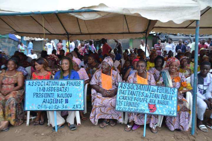 Deuxième Image de Politique. C'est bientôt les élections municipales, et il faut dire qu'aucun parti, du moins , les plus importants, ne veulent rien laisser passer. Pour ce fait, le PPA-CI (Parti des Peuples Africains Côte d'Ivoire) du Président Laurent Gbagbo a décidé de lancer un cadre, et non des moindres, pour la conquête de la commune de Port-Bouet, dans le sud d'Abidjan. La présentation de la candidature s'est déroulée lors d'un meeting dans ladite commune. Je ne sais pas grande chose de ses adversaires mais j'ose croire que la bataille n'est pas gagnée d'avance. Que dites vous de ce choix du PPA-CI ?