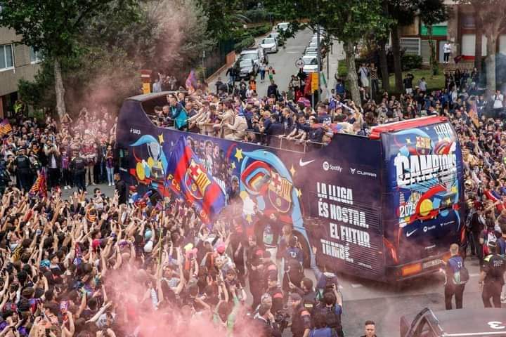 Image de Football. C'est fait,le Barcelone est déclaré champion d'Espagne à quelques journées de la fin du championnat. Un titre que les barcelonais n'avaient plus remporté depuis 2019. Même s'ils ont été prématurément éjecté de la ligue des champions, ce trophée permet à l'ivoirien Franck Kessié et ses coéquipiers de sauver leur saison et entrevoir la prochaine dans de meilleures dispositions. Que pensez vous de la saison du FC Barcelone ?