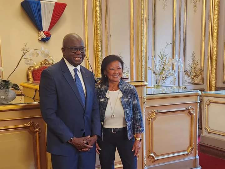 Deuxième Image de Politique. Le Consul Général de la Côte d'Ivoire en France, le Général Issiaka Konaté, a annoncé que le consulat établira très bientôt ses nouveaux locaux dans le 8ème arrondissement à Paris. Un secteur qui abrite déjà les locaux d'autres missions diplomatiques et consulaires telles que celles des USA et de la Grande Bretagne. C'est un secteur très prisé car abritant des rues et monuments mondialement reconnu tels que les champs Elysées, l'arc de triomphe,la place de la Concorde. Je pense que cela vise un repositionnement politique de la Côte d'Ivoire à travers le monde et envoie ainsi un message fort à tous. Et vous, qu'en pensez vous?