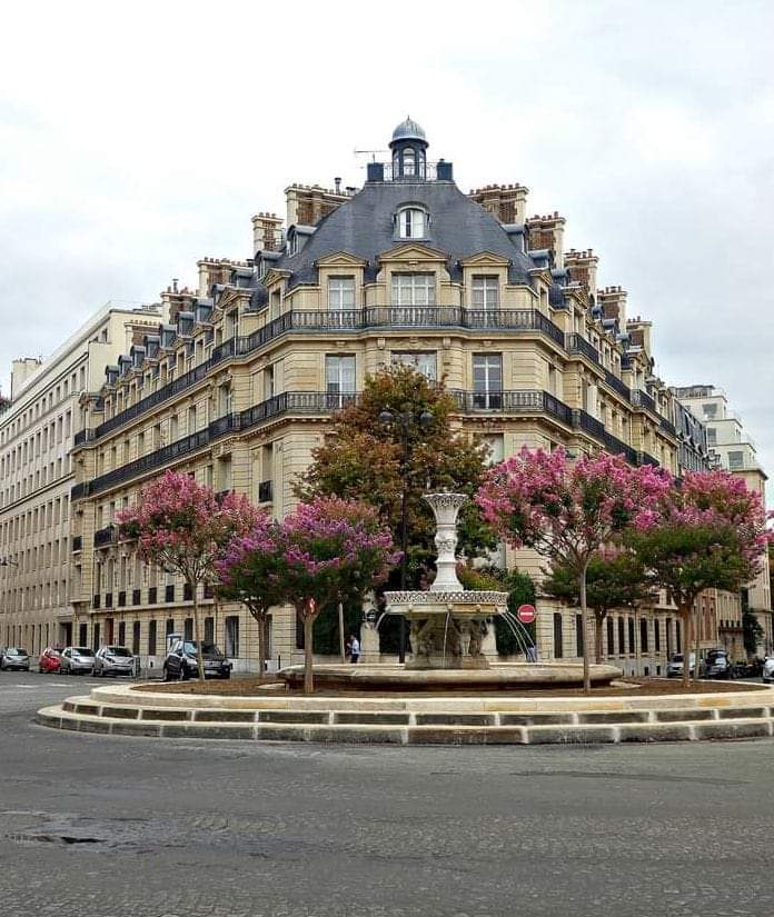 Troisième Image de Politique. Le Consul Général de la Côte d'Ivoire en France, le Général Issiaka Konaté, a annoncé que le consulat établira très bientôt ses nouveaux locaux dans le 8ème arrondissement à Paris. Un secteur qui abrite déjà les locaux d'autres missions diplomatiques et consulaires telles que celles des USA et de la Grande Bretagne. C'est un secteur très prisé car abritant des rues et monuments mondialement reconnu tels que les champs Elysées, l'arc de triomphe,la place de la Concorde. Je pense que cela vise un repositionnement politique de la Côte d'Ivoire à travers le monde et envoie ainsi un message fort à tous. Et vous, qu'en pensez vous?