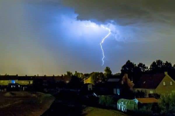 Image de Société. C'est un malheur dans précédent qui a frappé le village de Becedi Brignan dans le sud-est de la Côte d'Ivoire. Abrité sous un abri de fortune couvert de tôles afin de fuir les gouttes de pluie, plusieurs habitants dudit village ont été frappés par la foudre. Cet incident va occasionner 5 blessés et 3 décès. Tout le village est dans le désarroi. Que c'est triste. Selon vous, qu'est ce qui explique cet incident ? Serait le fait de s'être mis sous un abri en tôle ?